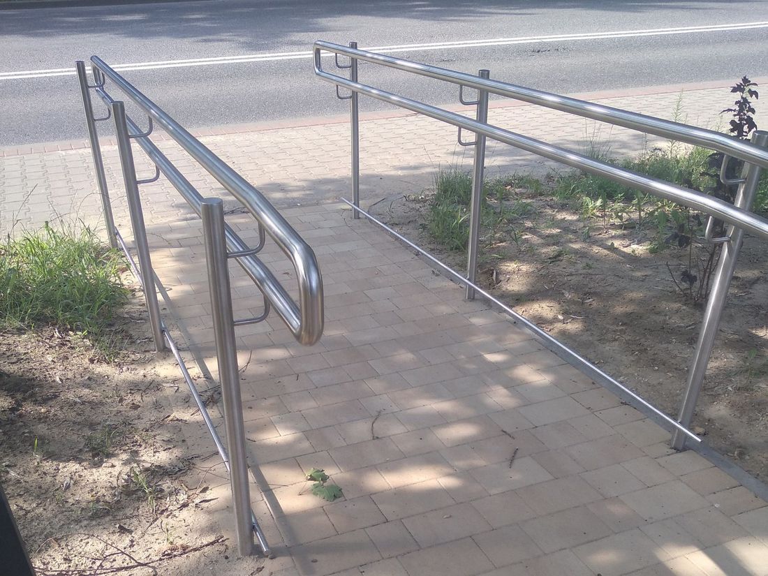 Zdjęcie przedstawia podjazd przy ul. Szarych Szeregów