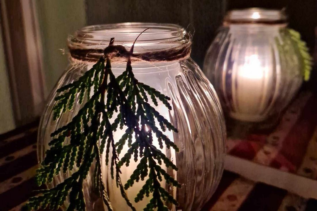 Zdjecie przedstawia zapaloną świecę.  