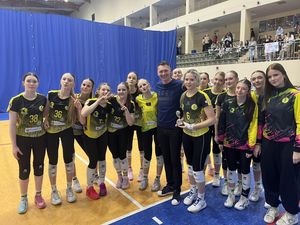 Grupowe zdjęcie juniorek obok boiska po drugim wygranym meczu