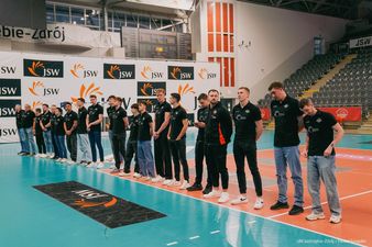 Siatkarze stoją na parkiecie 