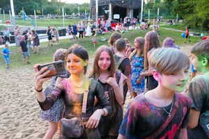 Nastolatki podczas zabawy kolorami holi. 
