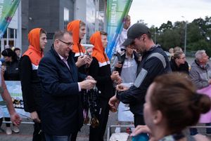 Zdjęcie przedstawia zawodników na mecie biegu głównego.