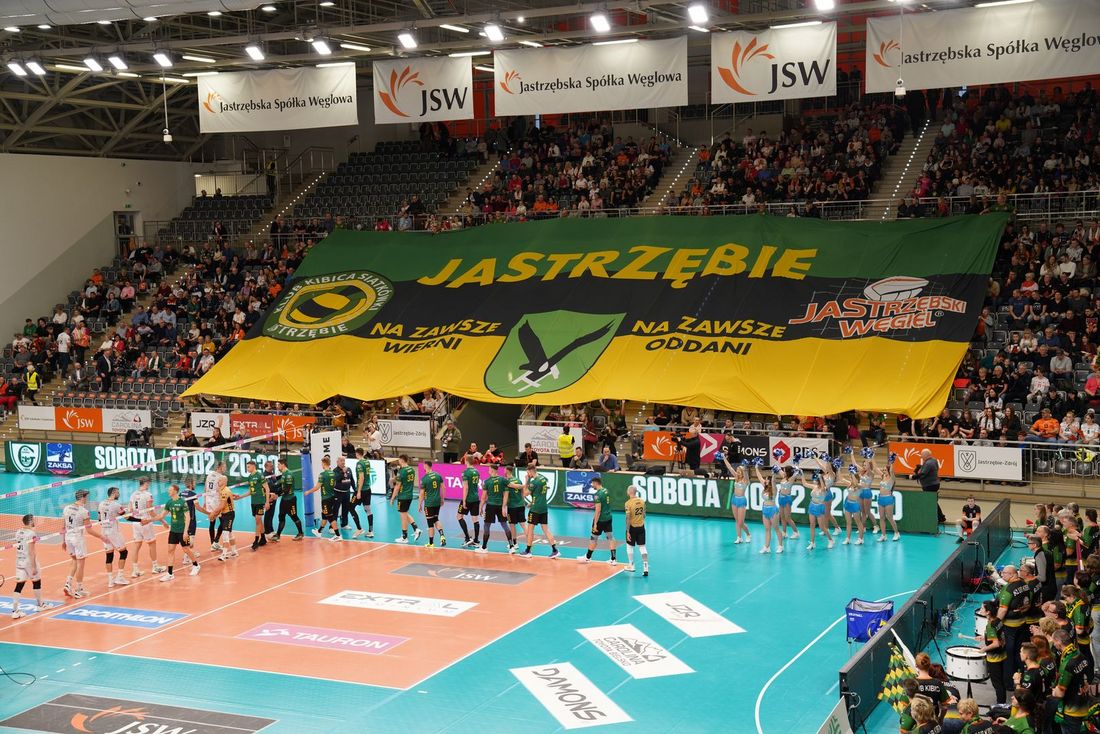 Zdjęcie przedstawia siatkarzy i kibiców Jastrzębskiego Węgla.