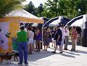 Kolorowe namioty, wokół grupka osób