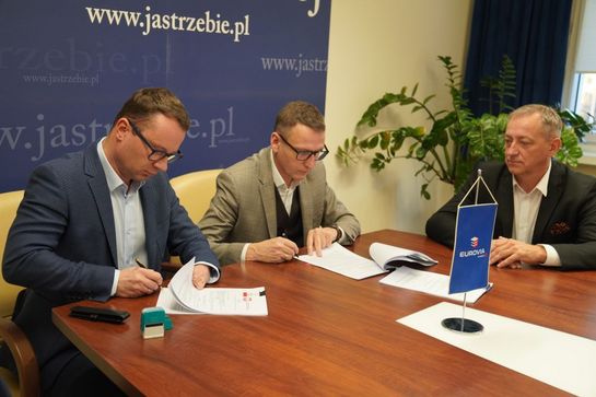 Zdjęcie przedstawia podpisanie umowy.