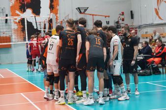 Okrzyk w kółeczku drużyny Jastrzębia przed wyjściem na boisko