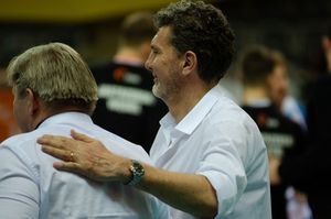 Gardini klepie po plecach Dejewskiego.