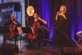 Mężczyźni grający na instrumentach