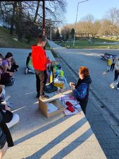 Nagradzany chłopiec za zajęcie 2 miejsca.