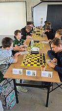 zawodnicy przy szachach