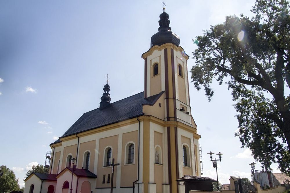 Kościół pw. Wszystkich Świętych w słoneczny dzień