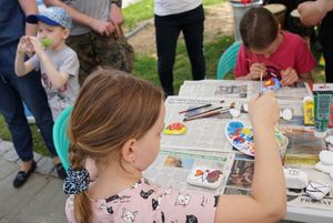 Dzieci malujące kamienie