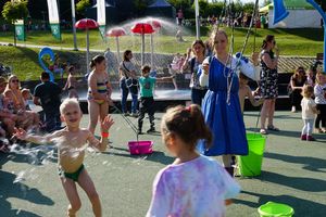 dzieci podczas puszczania baniek mydlanych, Dni Miasta Jastrzębie-Zdrój 2022