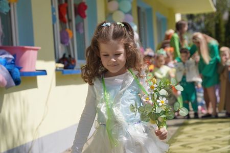 Dziewczynka z kwiatami podczas pokazu.
