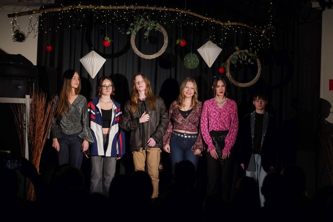 Grupa młodych artystów na scenie