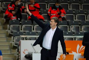 Andrea Gardini wita się przed meczem.