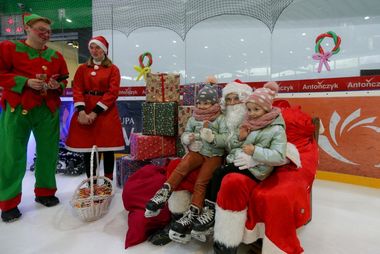 Zdjęcie przedstawia Święte Mikołaja oraz uczestników ślizgawki. 