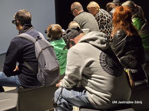 Publiczność oczekująca na seans