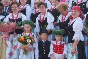 Zdjęcie zbiorowe uczestników spotkania - na pierwszym planie dzieci w strojach ludowych