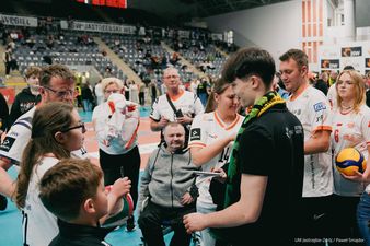 Maksymilian Granieczny rozdaje autografy 