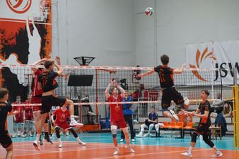 Przyjmujący Kocik w ataku z pipa