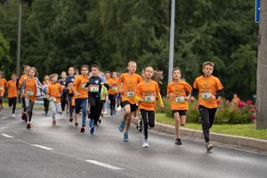 Zdjęcie przedstawia młodych zawodników.