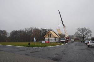 Zdjęcie przedstawia budowę domu jednorodzinnego połączona z warsztatami dla uczniów Zespołu Szkół Techniczno-Branżowych.