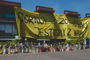 Baner oraz znicze ku pamięci górników