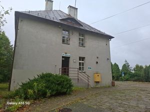widok na budynek dawnego urzędu pracy na ulicy Pszczyńskiej od strony wjazdu 