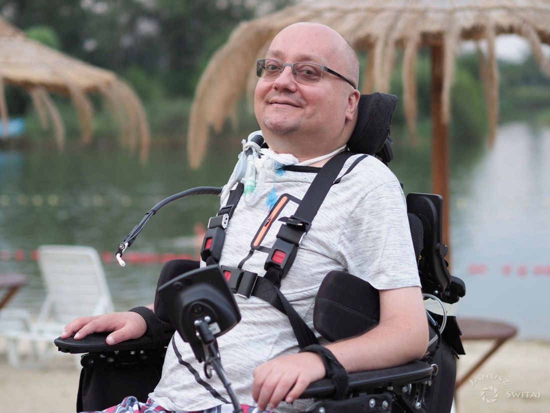 Janusz Świtaj na wózku inwalidzkim