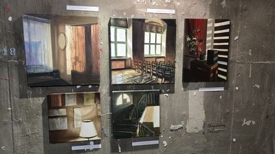 Kilka obrazów powieszkonych w bliskiej odległości wiszące na ścianie 