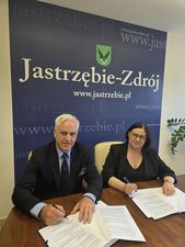JM Rektor ANS w Bielsku-Białej dr hab. inż. Jacek Binda oraz Dyrektor III LO mgr Magdalena Kuszlewicz-Klos podpisuja porozumienie