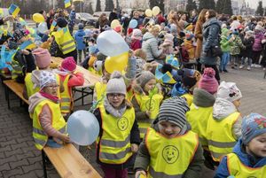 Dzieci w wieku przedszkolnym na placu WOŚP.