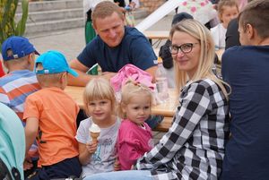 rodzina przy ławie biesiadnej podczas dożynek w Borynii