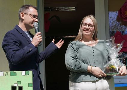 Mężczyzna móiący do mikorofonu.