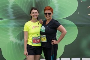 Dwie uśmiechnięte uczestniczki VIII Jastrzębskiego Biegu Kobiet w trakcie zdjęć na ściance.