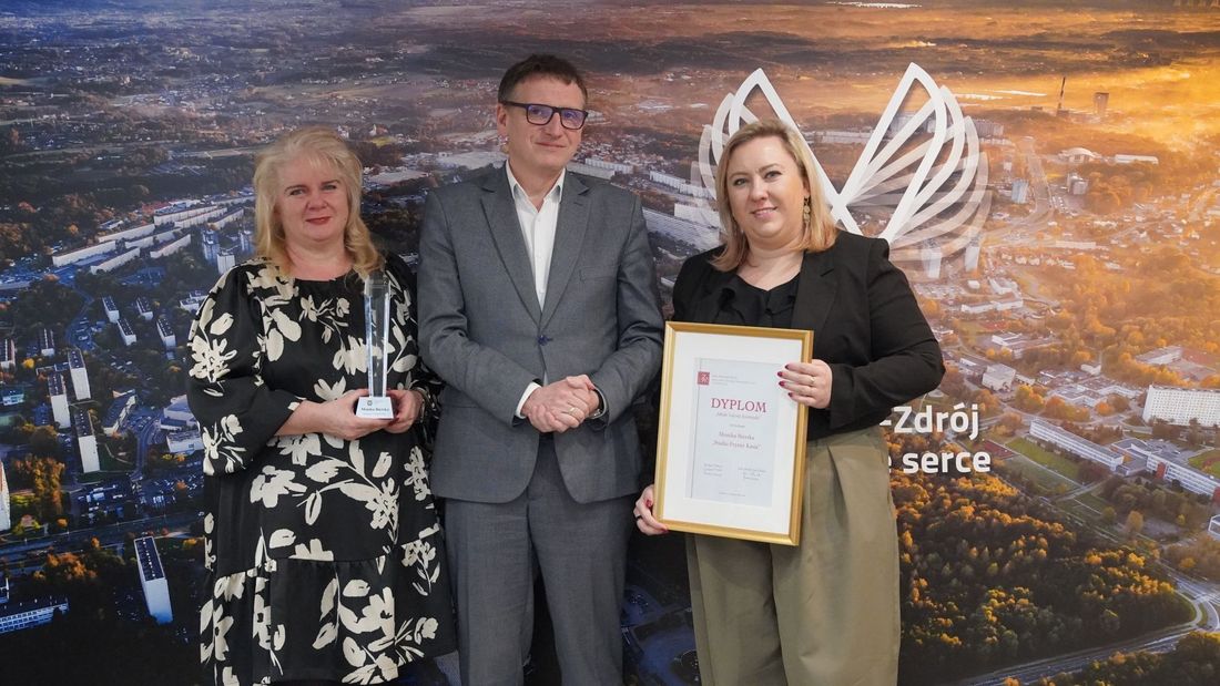 Laureatka nagrody Młode Talenty Rzemiosła Monika Bierska wraz z mamą z wizytą u prezydenta Mchała Urgoła 