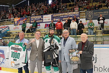 Kapitan Maciej Urbanowicz z Prezydentem Michałem Urgołem i Drugim Zastępcą Prezydnta Andrzejem Matusiakiem wraz z prezesami klubu JKH GKS Jastrzębie