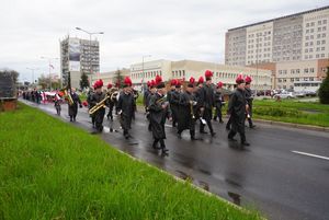 Zdjęcie przedstawia marsz w Dniu Flagi.