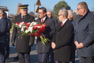 Złożenie kwiatów pod pomnikiem w Bziu