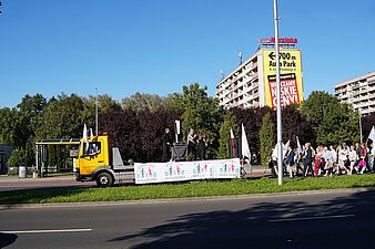 marsz widziany z drugiej strony ulicy