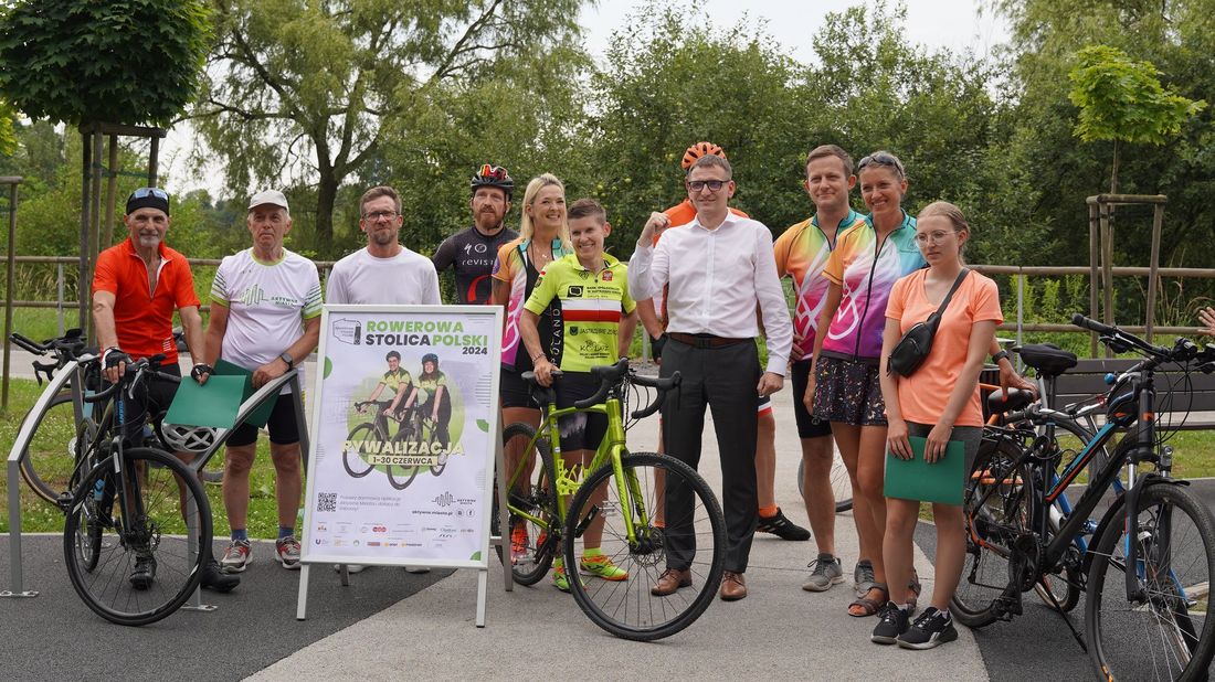 Zfjęcie przedstawia ludzi na szlaku rowerowym.