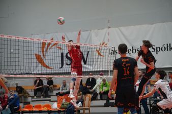 Atak po ostrym skosie atakującego jastrzębian