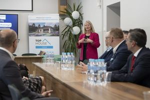 Dyrektor wita gości.