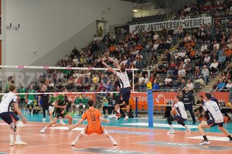 Łukasz Kaczmarek w pojedyńczym bloku. Po lewej stronie Maks Granieczny przyjmujący pozycję do obrony