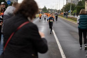 Zdjęcie przedstawia dekorację młodych zawodników.