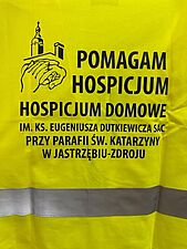 Kamizelka z napisaem pomogam hospicjum