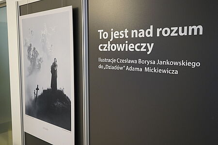 tablica informująca o wernisażu