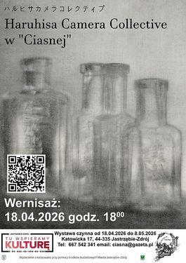 Plakat wystawy „Haruhisa Camera Collective” w galerii Ciasna. Czarno-białe zdjęcie szklanych butelek. Wernisaż: 18.04.2026, godz. 18:00. Ekspozycja do 8.05.2026. Zawiera kod QR i dane kontaktowe galerii w Jastrzębiu-Zdroju