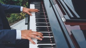 zbliżenie na ręce na fortepianie